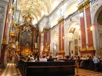 Prague-Place Charles-Eglise St Ignace-nef.
