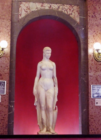49.Budapest-Bains Gellert-Hall entree-statue.