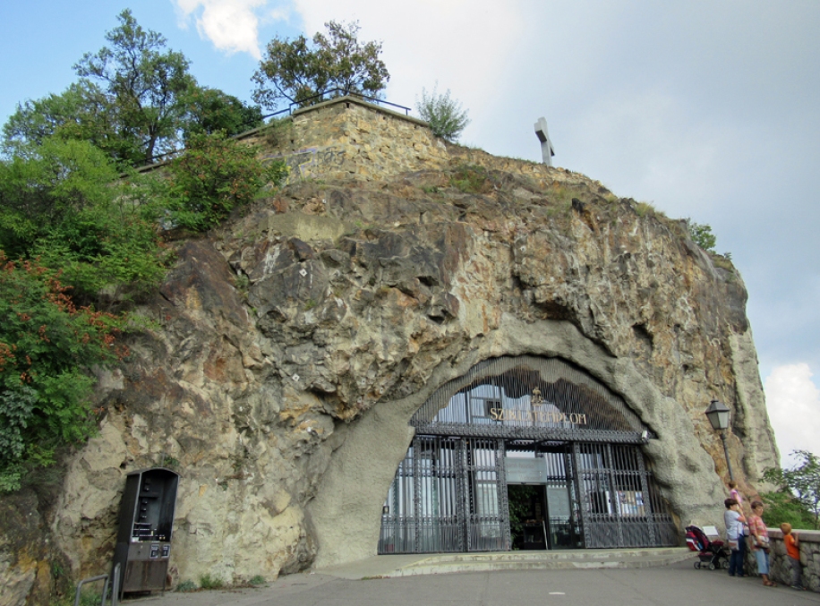 52.Budapest-Mont Gellert-eglise de la grotte.